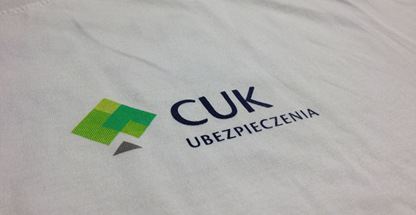 Wielokolorowy nadruk CUK Ubezpieczenia na białej koszulce