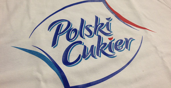 Niebiesko-czerwony nadruk logo Polski Cukier na białej tkaninie