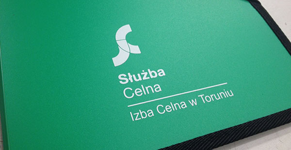 Biały nadruk Izby Celnej w Toruniu na zielonej torbie reklamowej